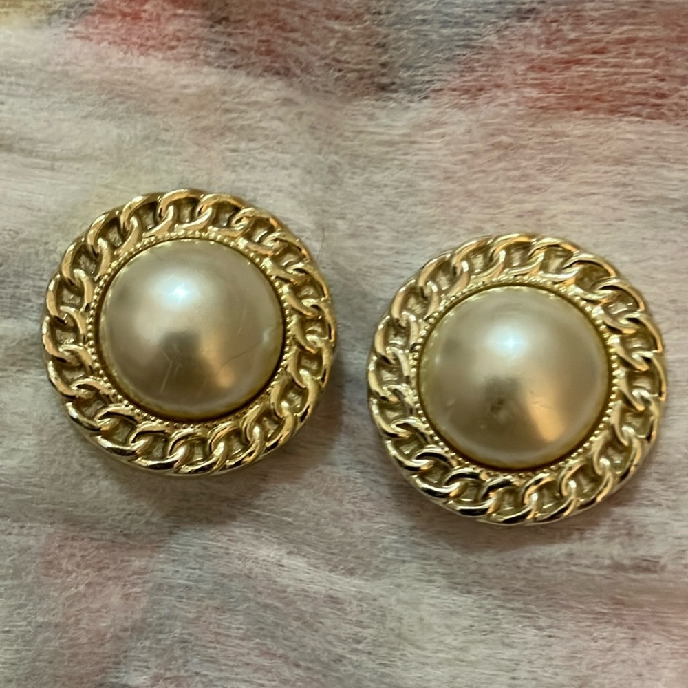 Vintage Carolee gold clip on earning